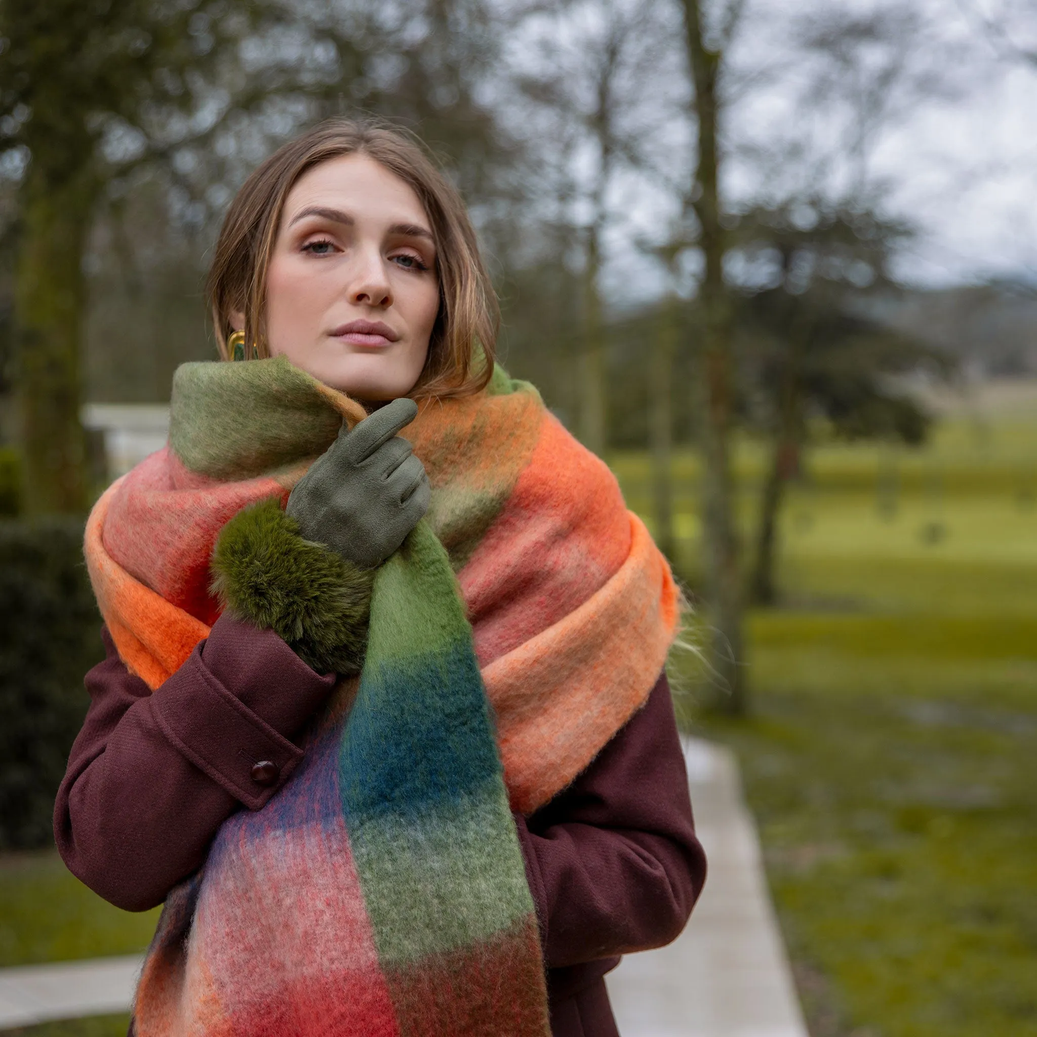 Women’s Large-Checked Blanket Scarf with Tassels